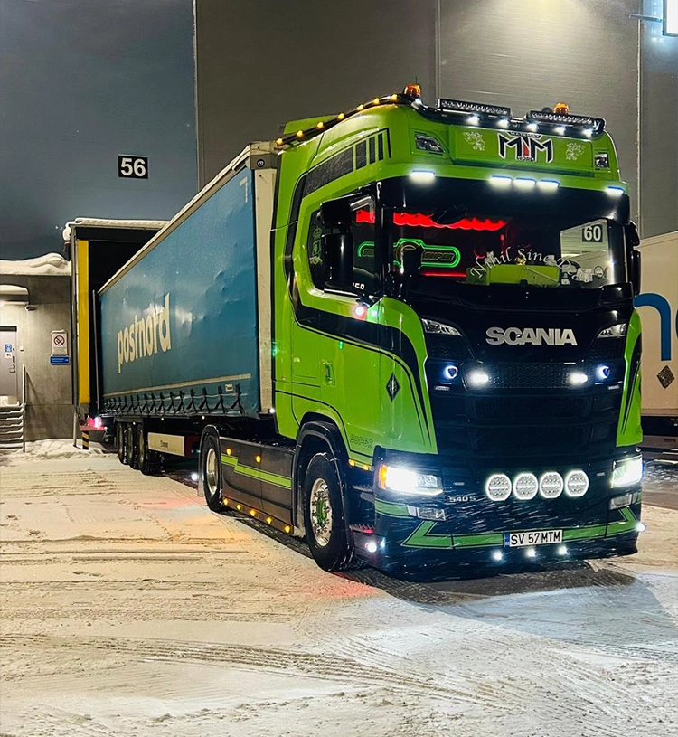Camion MTM Nord in configuratie dubla remorca pe traseu nordic