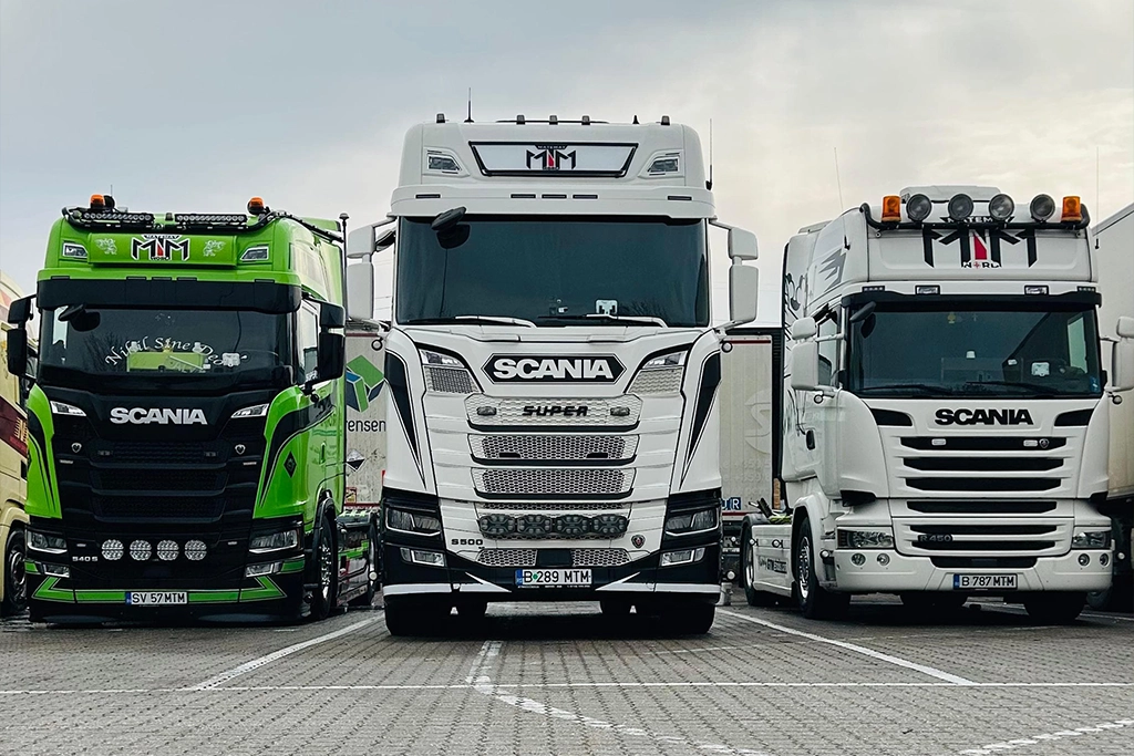Camion de mare tonaj pe autostrada asigurand servicii de logistica si transport marfa in Europa
